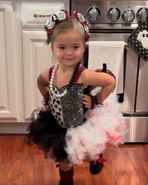 Sabrina Bryan Instagram - Halloween 2022 Cruella and her Dalmatians! ❤️🤍🖤 if you know Little Miss Monroe you know that she is OBSESSED with puppies!! In a good way of course! This was the perfect theme for our baby girl’s 3rd Halloween! #comilliamonroe #halloween2022 #cruelladevil #puppycrazy