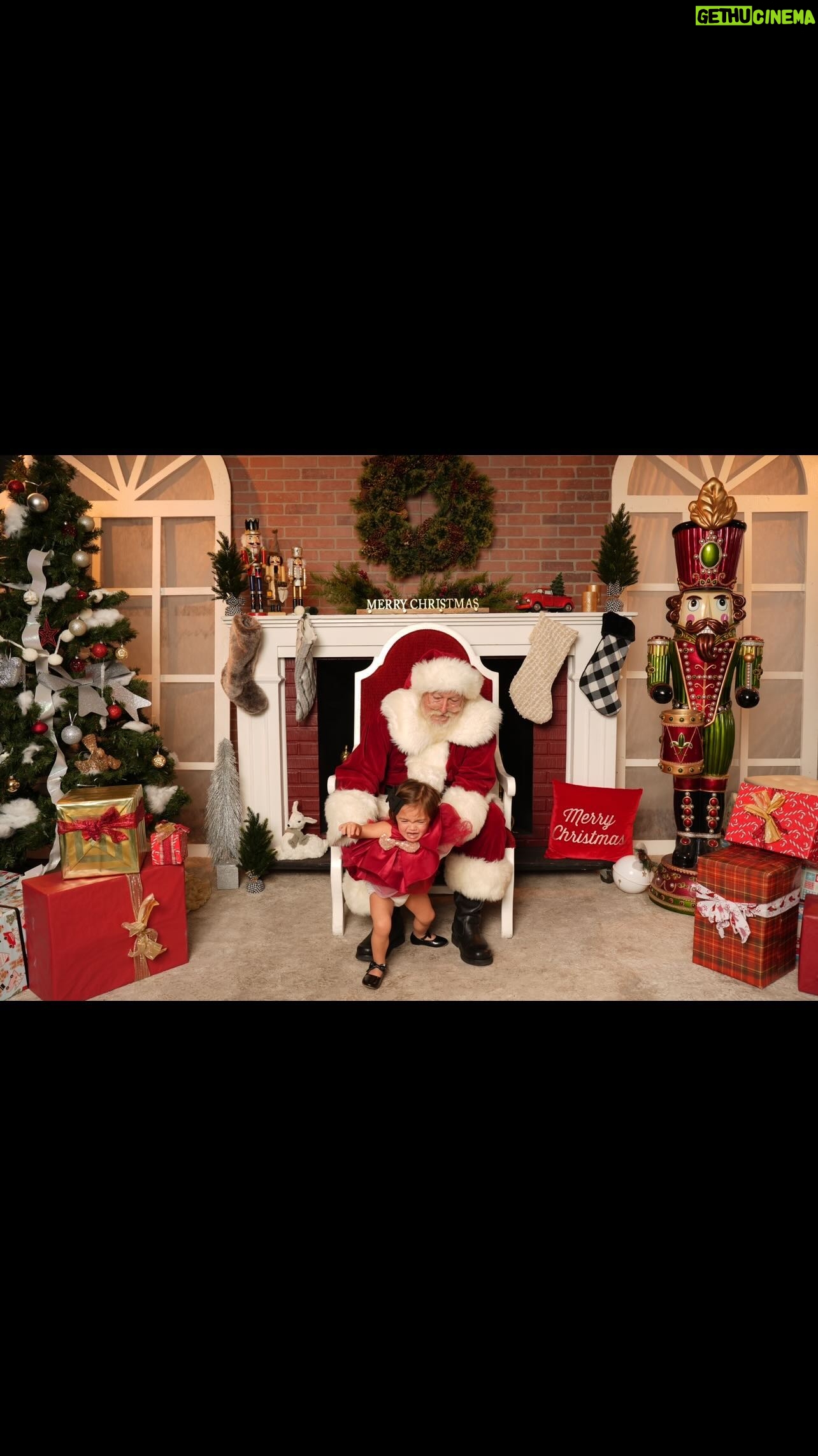 Sabrina Bryan Instagram - It just doesn’t get better! I thought we were golden this year for Santa Pics…turns out…not so much! Merry Christmas, better luck next year Santa! 🎅🏼🎄❤️ #doingourparttospreadholidaycheer #seeyasanta #imout #nottodaysanta #santa #christmas2022