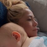 Sabrina Bryan Instagram - Sometimes this is the only way they’ll sleep….and Mommy is HERE FOR IT!💙🩷 #mommyof2 #momlife #mybabies #comilliamonroe #ledgergrey