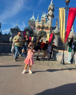 Sabrina Bryan Instagram - I made a wish and it came true…I’m going to be a BIG SISTER!!! #babylundberg2 #bigsisterreportingforduty #onceuponalundberg #familyoffour #disneymagic #bigsister #whenyouwishuponastar