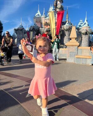 Sabrina Bryan Instagram - I made a wish and it came true…I’m going to be a BIG SISTER!!! #babylundberg2 #bigsisterreportingforduty #onceuponalundberg #familyoffour #disneymagic #bigsister #whenyouwishuponastar