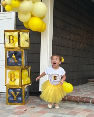 Sabrina Bryan Instagram - “I’m going to BEE a Big Sister!!” Gender Reveal tomorrow!!! 🐝💗💙 #comilliamonroe #bigsister #bigsisterreportingforduty #genderreveal #familytime