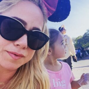 Sabrina Bryan Instagram - I made a wish and it came true…I’m going to be a BIG SISTER!!! #babylundberg2 #bigsisterreportingforduty #onceuponalundberg #familyoffour #disneymagic #bigsister #whenyouwishuponastar
