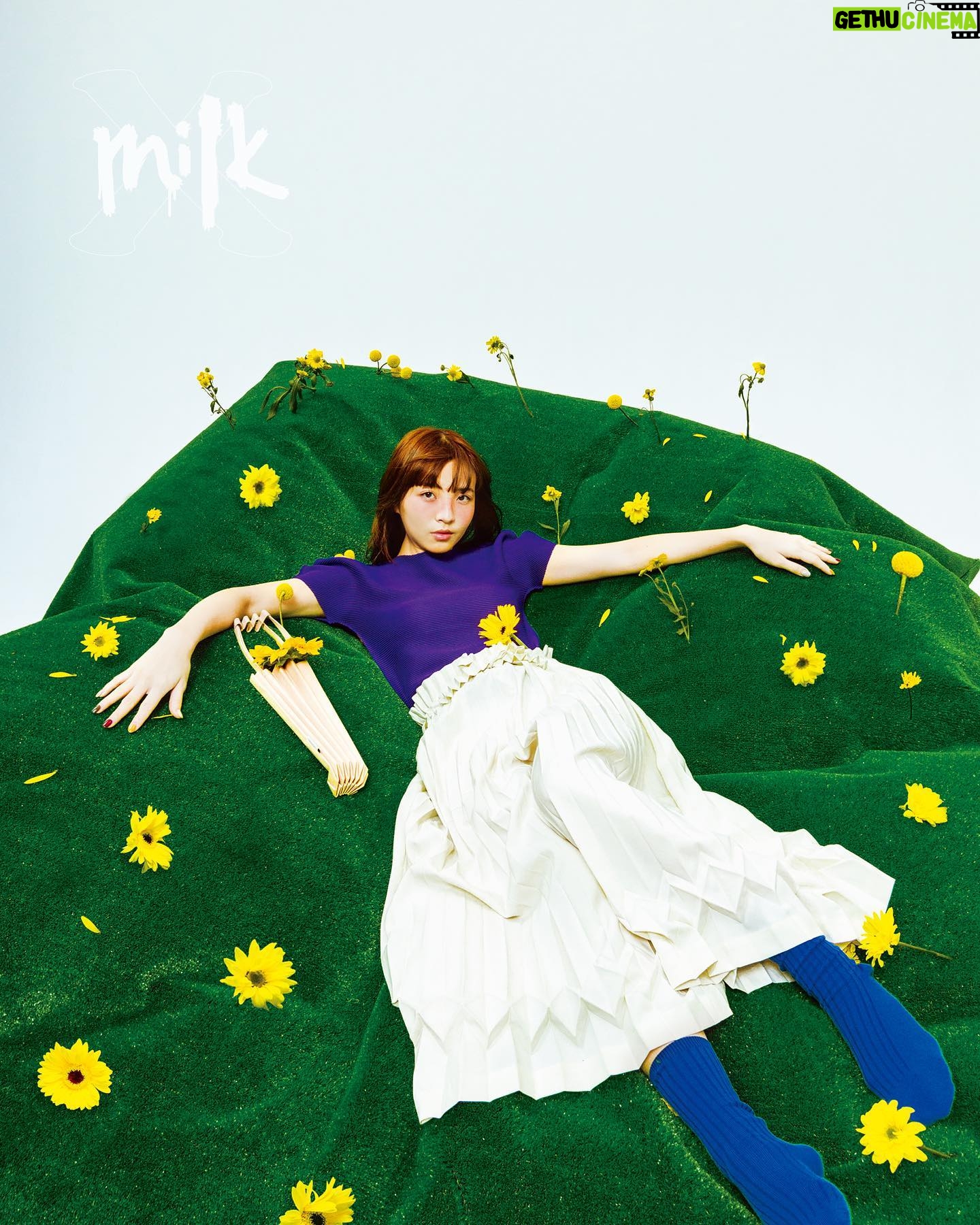 Sabrina Ng Instagram - 【MILK X SPECIAL CREATIVE IN DEC】 “IT’S A GOOD DAY!” 《MILK X》請來新生代面孔阿冰,演繹ISSEY MIYAKE旗下me ISSEY MIYAKE的全新服裝,除了隨書附送特大海報外,編輯部還特別呈獻花絮短片,記下阿冰最有趣與真摯的一面,表現出品牌新式褶皺美學的活潑個性,也為將於今年12月29日K11 MUSEA開設me ISSEY MIYAKE香港首間獨立品牌店掀開序幕。 @milkxhk @meisseymiyake_official #meISSEYMIYAKEHK #ISSEYMIYAKEHK #itsme #PALETTE11 #milkxhk #specialcreative