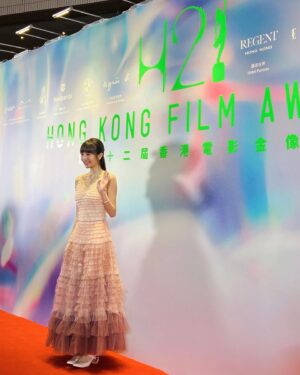 Sabrina Ng Instagram - 得到大家肯定入圍最佳新演員已經好開心了🫶🏻
之後會更加努力的！
多謝大會信仼邀請我宣布入圍名單🌟
多謝讀我名嘅好partner @henickchou 
多謝大家嘅厚愛祝賀🥺
多謝周冠威導演同《1人婚禮》整個團隊❤️‍🔥
恭喜《年少日記》、《填詞L》入圍嘅好朋友同所有提名人👏🏻

#第42屆香港電影金像獎
@hongkongfilmawards 

Stylist/ @exactly.the.sam
Hair and make up/ @hulda_mua
Wardrobe/ #RalphLaurenHK @ralphlauren
Heels/ @louboutinworld
Jewellery/ @chowtaifookjewellery
