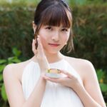 Sabrina Ng Instagram – 夏天嘅濕熱要嚟啦🥹！香港嘅夏天出名又笠又曬，好彩今年我有秘密武器 @Guerlain 💛

🐝全新殿級蜂皇雙效煥亮修護精華&乳霜，當中結合左動態黑蜂蜜修護科技同埋白蜂蜜，用完之後皮膚明顯白淨有光澤咗，最重要係佢保濕之餘唔笠，啱哂呢個天氣使用！

再配合埋佢哋嘅皇牌
🐝殿級蜂皇升級版水凝黑蜂活肌蜜 ，幫助肌膚自我修護， 每次用完第二朝起身都覺得 塊面滑咗！

由4月11日至5月12日Langham Beauty Fest期間，購買法國嬌蘭正價產品滿 HK$2,500, 就可以獲贈殿級蜂皇禮品1 份 (價值$1,089)！數量有限，大家唔好錯過啦🥰

#GuerlainHK
#Guerlain
#GuerlainSkincare
#AbeilleRoyale
#LANGHAMBEAUTY
#LANGHAMPLACE
#LanghamBeautyFest 
#朗豪坊