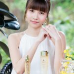 Sabrina Ng Instagram – 夏天嘅濕熱要嚟啦🥹！香港嘅夏天出名又笠又曬，好彩今年我有秘密武器 @Guerlain 💛

🐝全新殿級蜂皇雙效煥亮修護精華&乳霜，當中結合左動態黑蜂蜜修護科技同埋白蜂蜜，用完之後皮膚明顯白淨有光澤咗，最重要係佢保濕之餘唔笠，啱哂呢個天氣使用！

再配合埋佢哋嘅皇牌
🐝殿級蜂皇升級版水凝黑蜂活肌蜜 ，幫助肌膚自我修護， 每次用完第二朝起身都覺得 塊面滑咗！

由4月11日至5月12日Langham Beauty Fest期間，購買法國嬌蘭正價產品滿 HK$2,500, 就可以獲贈殿級蜂皇禮品1 份 (價值$1,089)！數量有限，大家唔好錯過啦🥰

#GuerlainHK
#Guerlain
#GuerlainSkincare
#AbeilleRoyale
#LANGHAMBEAUTY
#LANGHAMPLACE
#LanghamBeautyFest 
#朗豪坊