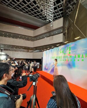 Sabrina Ng Instagram - 得到大家肯定入圍最佳新演員已經好開心了🫶🏻
之後會更加努力的！
多謝大會信仼邀請我宣布入圍名單🌟
多謝讀我名嘅好partner @henickchou 
多謝大家嘅厚愛祝賀🥺
多謝周冠威導演同《1人婚禮》整個團隊❤️‍🔥
恭喜《年少日記》、《填詞L》入圍嘅好朋友同所有提名人👏🏻

#第42屆香港電影金像獎
@hongkongfilmawards 

Stylist/ @exactly.the.sam
Hair and make up/ @hulda_mua
Wardrobe/ #RalphLaurenHK @ralphlauren
Heels/ @louboutinworld
Jewellery/ @chowtaifookjewellery