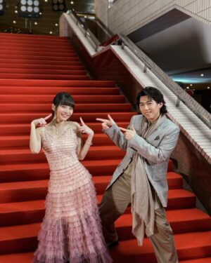 Sabrina Ng Instagram - 得到大家肯定入圍最佳新演員已經好開心了🫶🏻
之後會更加努力的！
多謝大會信仼邀請我宣布入圍名單🌟
多謝讀我名嘅好partner @henickchou 
多謝大家嘅厚愛祝賀🥺
多謝周冠威導演同《1人婚禮》整個團隊❤️‍🔥
恭喜《年少日記》、《填詞L》入圍嘅好朋友同所有提名人👏🏻

#第42屆香港電影金像獎
@hongkongfilmawards 

Stylist/ @exactly.the.sam
Hair and make up/ @hulda_mua
Wardrobe/ #RalphLaurenHK @ralphlauren
Heels/ @louboutinworld
Jewellery/ @chowtaifookjewellery