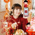 Sabrina Ng Instagram - 🎉龍年就到喇🎉 🧧最開心嘅緊係有得逗利是啦🧧 而家有DBS電子利是陪大家過年 親友們新年去晒旅行都唔驚逗唔到利是😝 就算大家身處地球另一邊🌎都可以送上/收到祝福❤️ DBS電子利是嘅封面唔止有「星星」、「展展」呢兩個可愛吉祥物 仲有其他特別日子嘅主題😍 例如生日、考試等等🥰啱晒唔同場合用🥰好cute呀 ❤️一系列得意 sticker有得下載喇❤️ 去WhatSticker 網站搜尋「DBS 2024 龍年新春Stickers」或者🔗直接經 bit.ly/dbshk-CNYsticker2024 加入電話就得 🧧派DBS 電子利是好easy🧧 1️⃣ 登入DBS digibank HK app 2️⃣ 揀選「繳款及轉賬」 3️⃣ 點按「電子利是」 4️⃣ 揀選收款人後即可派利是 而家DBS仲送免費電子印花1個(價值HK$10) ，而派 HK$100 DBS 電子利是就可以賺取2個電子印花，同時仲可以參加龍年大抽獎，贏取高達HK$10,000現金獎賞💰，用eDDA授權入錢及海外轉賬功能，更可獲享高達HK$900現金獎賞💰 🔎了解更多：go.dbs.com/hk-elaisee2024-zh *所分享的實際電子利是動態圖片或會視乎所使用的通訊服務供應商的處理而有所不同。 受條款及細則約束 #DBSHK #LivemoreBankless #DBSdigibankingHK #DBSeLaisee #eLaisee #digitalbanks #digitalpayments #epayment #新年 #電子利是 #FPS #轉數快