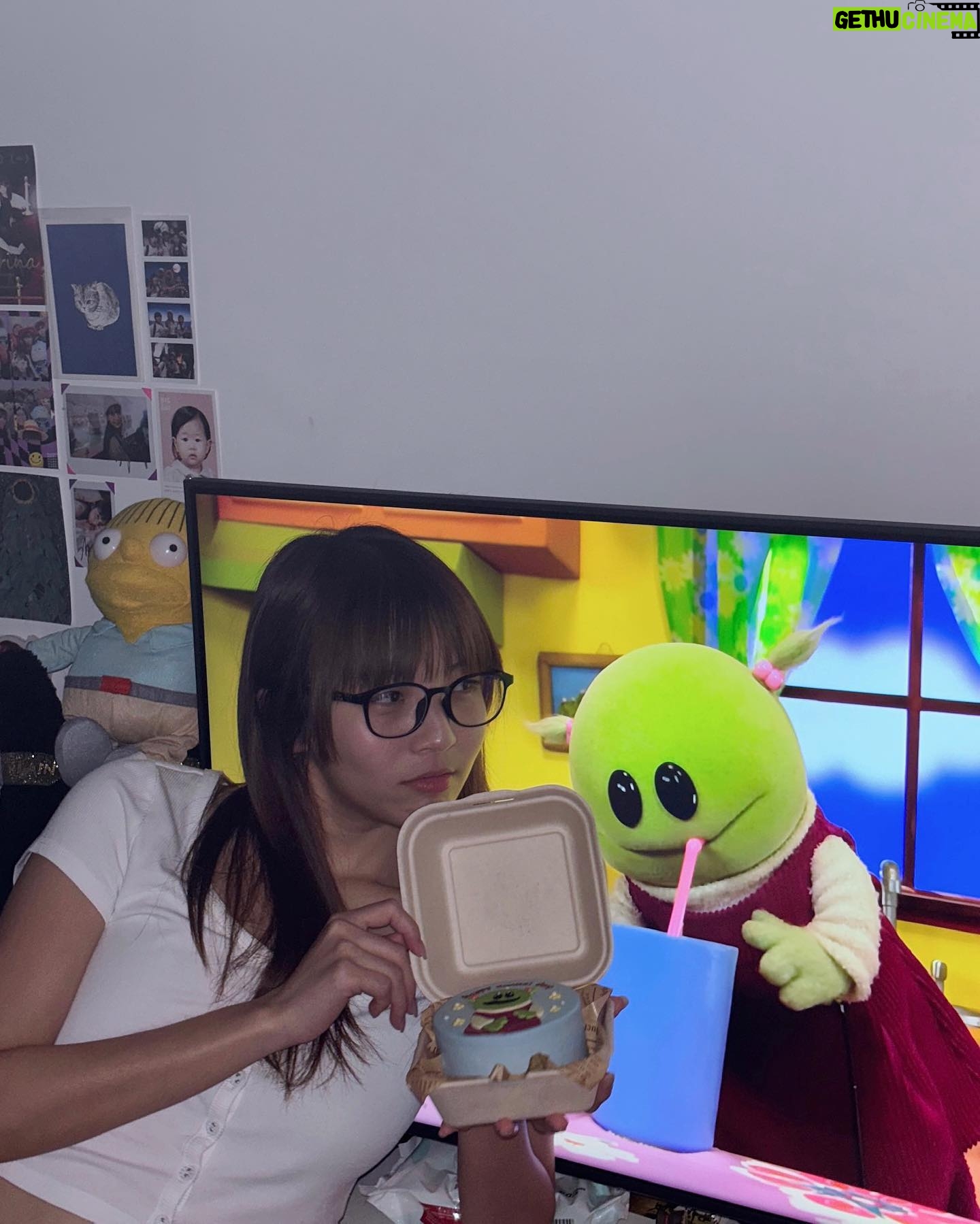 Sabrina Ng Instagram - 鍾意咗mona 牙妹的sweet 牙貓的蹤影 Happy normal day!!! 💚💚💚