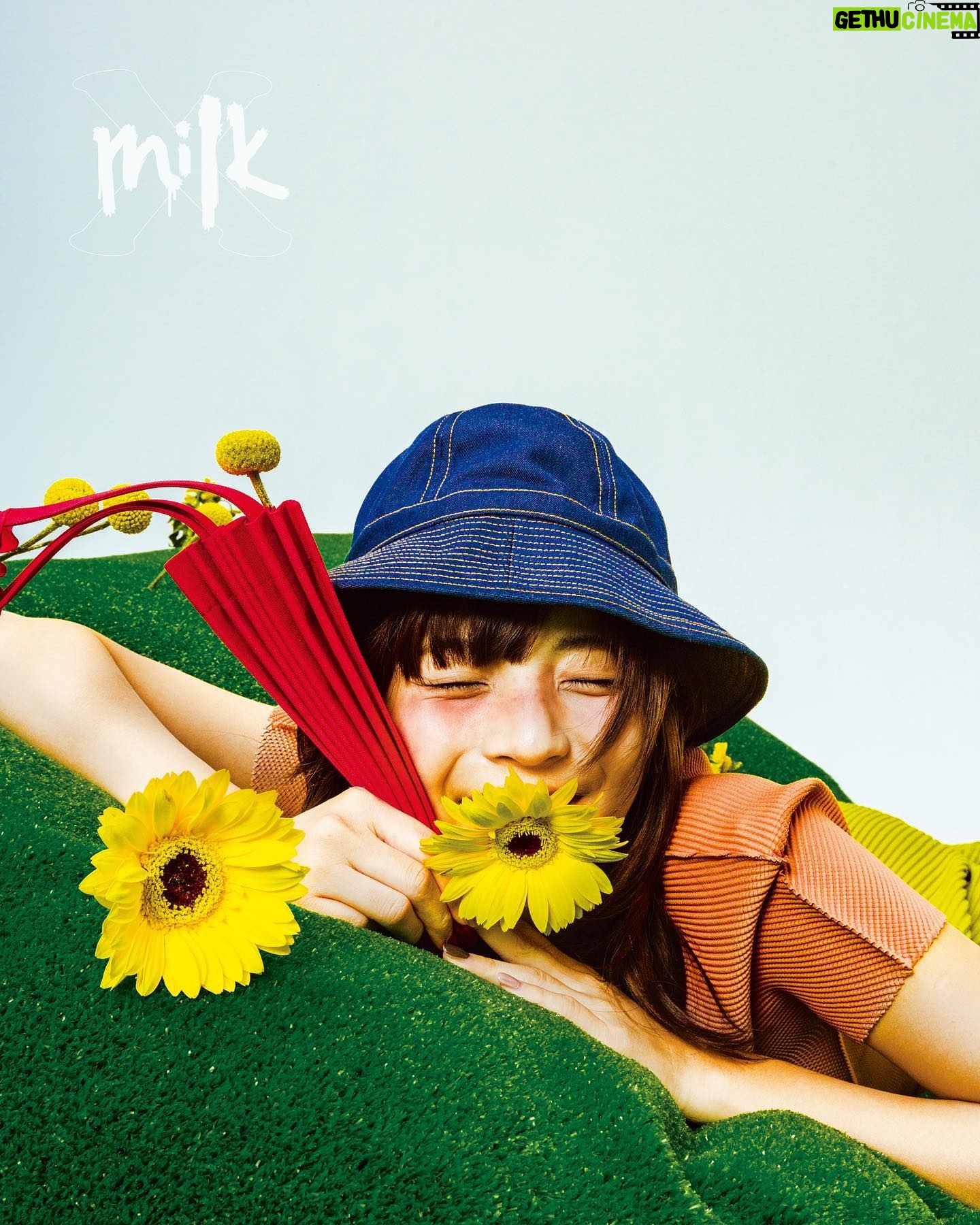 Sabrina Ng Instagram - 【MILK X SPECIAL CREATIVE IN DEC】 “IT’S A GOOD DAY!” 《MILK X》請來新生代面孔阿冰,演繹ISSEY MIYAKE旗下me ISSEY MIYAKE的全新服裝,除了隨書附送特大海報外,編輯部還特別呈獻花絮短片,記下阿冰最有趣與真摯的一面,表現出品牌新式褶皺美學的活潑個性,也為將於今年12月29日K11 MUSEA開設me ISSEY MIYAKE香港首間獨立品牌店掀開序幕。 @milkxhk @meisseymiyake_official #meISSEYMIYAKEHK #ISSEYMIYAKEHK #itsme #PALETTE11 #milkxhk #specialcreative