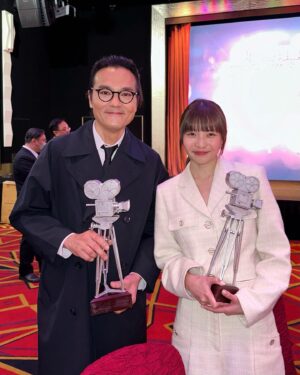 Sabrina Ng Instagram - 受寵若驚🥹
多謝電影攝影師學會頒呢個獎畀我😭
（攝影師眼中最具魅力女演員xd）
我會繼續努力的
同多謝大家整晚嘅照顧
最後特別再想多謝家棟哥（攝影師眼中最具魅力男演員😆）謝謝！

Hair and makeup: @hulda_mua
Wardrobe: @sandroparis @purplepr