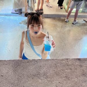Sabrina Ng Instagram - 關於我和條脷變成藍色的那件事