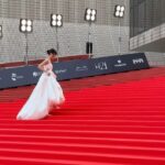 Sabrina Ng Instagram - 記錄多次 @hongkongfilmawards 美妙時刻(⁎⁍̴̛ᴗ⁍̴̛⁎) 冇啦應該( ´▽｀) Makeup/ @hulda_mua & @guerlain Hair/ Chorus Ko Stylist/ @exactly.the.sam Dress/ Pearl from @aubreybridal Jewellery/ @chopard Heels/ @jimmychoo