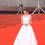Sabrina Ng Instagram - 記錄多次 @hongkongfilmawards 美妙時刻(⁎⁍̴̛ᴗ⁍̴̛⁎) 冇啦應該( ´▽｀) Makeup/ @hulda_mua & @guerlain Hair/ Chorus Ko Stylist/ @exactly.the.sam Dress/ Pearl from @aubreybridal Jewellery/ @chopard Heels/ @jimmychoo