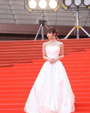 Sabrina Ng Instagram - 記錄多次 @hongkongfilmawards 美妙時刻(⁎⁍̴̛ᴗ⁍̴̛⁎)
冇啦應該( ´▽｀)

Makeup/ @hulda_mua & @guerlain
Hair/ Chorus Ko
Stylist/ @exactly.the.sam
Dress/ Pearl from @aubreybridal
Jewellery/ @chopard
Heels/ @jimmychoo