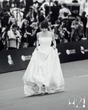 Sabrina Ng Instagram - 記錄多次 @hongkongfilmawards 美妙時刻(⁎⁍̴̛ᴗ⁍̴̛⁎)
冇啦應該( ´▽｀)

Makeup/ @hulda_mua & @guerlain
Hair/ Chorus Ko
Stylist/ @exactly.the.sam
Dress/ Pearl from @aubreybridal
Jewellery/ @chopard
Heels/ @jimmychoo