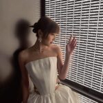 Sabrina Ng Instagram - 記錄多次 @hongkongfilmawards 美妙時刻(⁎⁍̴̛ᴗ⁍̴̛⁎) 冇啦應該( ´▽｀) Makeup/ @hulda_mua & @guerlain Hair/ Chorus Ko Stylist/ @exactly.the.sam Dress/ Pearl from @aubreybridal Jewellery/ @chopard Heels/ @jimmychoo
