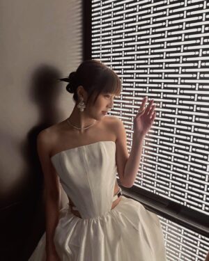 Sabrina Ng Instagram - 記錄多次 @hongkongfilmawards 美妙時刻(⁎⁍̴̛ᴗ⁍̴̛⁎)
冇啦應該( ´▽｀)

Makeup/ @hulda_mua & @guerlain
Hair/ Chorus Ko
Stylist/ @exactly.the.sam
Dress/ Pearl from @aubreybridal
Jewellery/ @chopard
Heels/ @jimmychoo