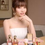 Sabrina Ng Instagram – 踏上夢想嘅舞台，當然要有靚靚的造型🌟
有 @Guerlain 加持令我可以閃亮登場✨
經典 #Meteorites 波波粉加好舒服嘅
#AquaAllegoria 花草水語 Florabloom 香氛，簡單自然令我更自信出席頒獎典禮，以後亦會更加努力做自己喜歡嘅事情，比大家見到進步嘅我💖
#Guerlain
#GuerlainHK
#GuerlainMakeup
#GuerlainFragrance