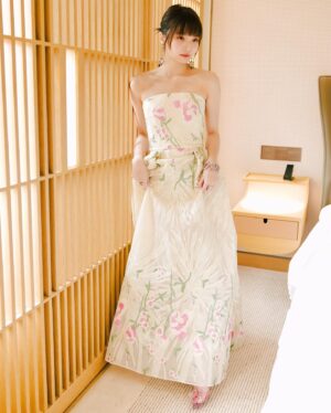 Sabrina Ng Instagram - 記錄開心時刻🫧

Makeup/ @hulda_mua 💓 & @guerlain
Hair/ Chorus Ko
Stylist/ @exactly.the.sam 💞
Dress/ @eliesaabworld
Jewellery/ @chopard
Heels/ @louboutinworld