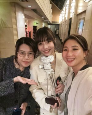 Sabrina Ng Instagram - 受寵若驚🥹
多謝電影攝影師學會頒呢個獎畀我😭
（攝影師眼中最具魅力女演員xd）
我會繼續努力的
同多謝大家整晚嘅照顧
最後特別再想多謝家棟哥（攝影師眼中最具魅力男演員😆）謝謝！

Hair and makeup: @hulda_mua
Wardrobe: @sandroparis @purplepr