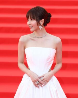 Sabrina Ng Instagram - 踏上夢想嘅舞台，當然要有靚靚的造型🌟
有 @Guerlain 加持令我可以閃亮登場✨
經典 #Meteorites 波波粉加好舒服嘅
#AquaAllegoria 花草水語 Florabloom 香氛，簡單自然令我更自信出席頒獎典禮，以後亦會更加努力做自己喜歡嘅事情，比大家見到進步嘅我💖
#Guerlain
#GuerlainHK
#GuerlainMakeup
#GuerlainFragrance