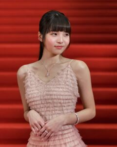 Sabrina Ng Instagram - 得到大家肯定入圍最佳新演員已經好開心了🫶🏻 之後會更加努力的！ 多謝大會信仼邀請我宣布入圍名單🌟 多謝讀我名嘅好partner @henickchou 多謝大家嘅厚愛祝賀🥺 多謝周冠威導演同《1人婚禮》整個團隊❤️‍🔥 恭喜《年少日記》、《填詞L》入圍嘅好朋友同所有提名人👏🏻 #第42屆香港電影金像獎 @hongkongfilmawards Stylist/ @exactly.the.sam Hair and make up/ @hulda_mua Wardrobe/ #RalphLaurenHK @ralphlauren Heels/ @louboutinworld Jewellery/ @chowtaifookjewellery