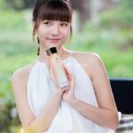 Sabrina Ng Instagram – 夏天嘅濕熱要嚟啦🥹!香港嘅夏天出名又笠又曬,好彩今年我有秘密武器 @Guerlain 💛
🐝全新殿級蜂皇雙效煥亮修護精華&乳霜,當中結合左動態黑蜂蜜修護科技同埋白蜂蜜,用完之後皮膚明顯白淨有光澤咗,最重要係佢保濕之餘唔笠,啱哂呢個天氣使用!
再配合埋佢哋嘅皇牌
🐝殿級蜂皇升級版水凝黑蜂活肌蜜 ,幫助肌膚自我修護, 每次用完第二朝起身都覺得 塊面滑咗!
由4月11日至5月12日Langham Beauty Fest期間,購買法國嬌蘭正價產品滿 HK$2,500, 就可以獲贈殿級蜂皇禮品1 份 (價值$1,089)!數量有限,大家唔好錯過啦🥰
#GuerlainHK
#Guerlain
#GuerlainSkincare
#AbeilleRoyale
#LANGHAMBEAUTY
#LANGHAMPLACE
#LanghamBeautyFest
#朗豪坊