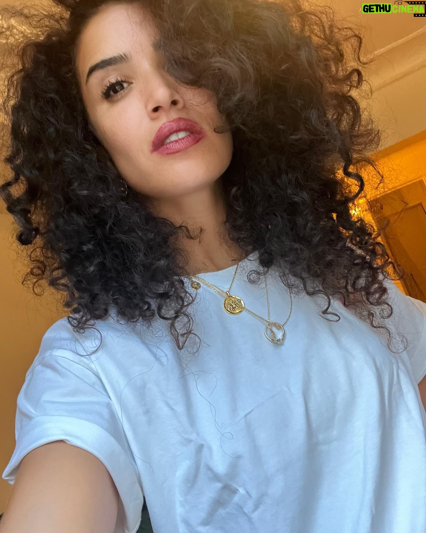 Sabrina Ouazani Instagram - Sunday ☀️💁🏽♀️