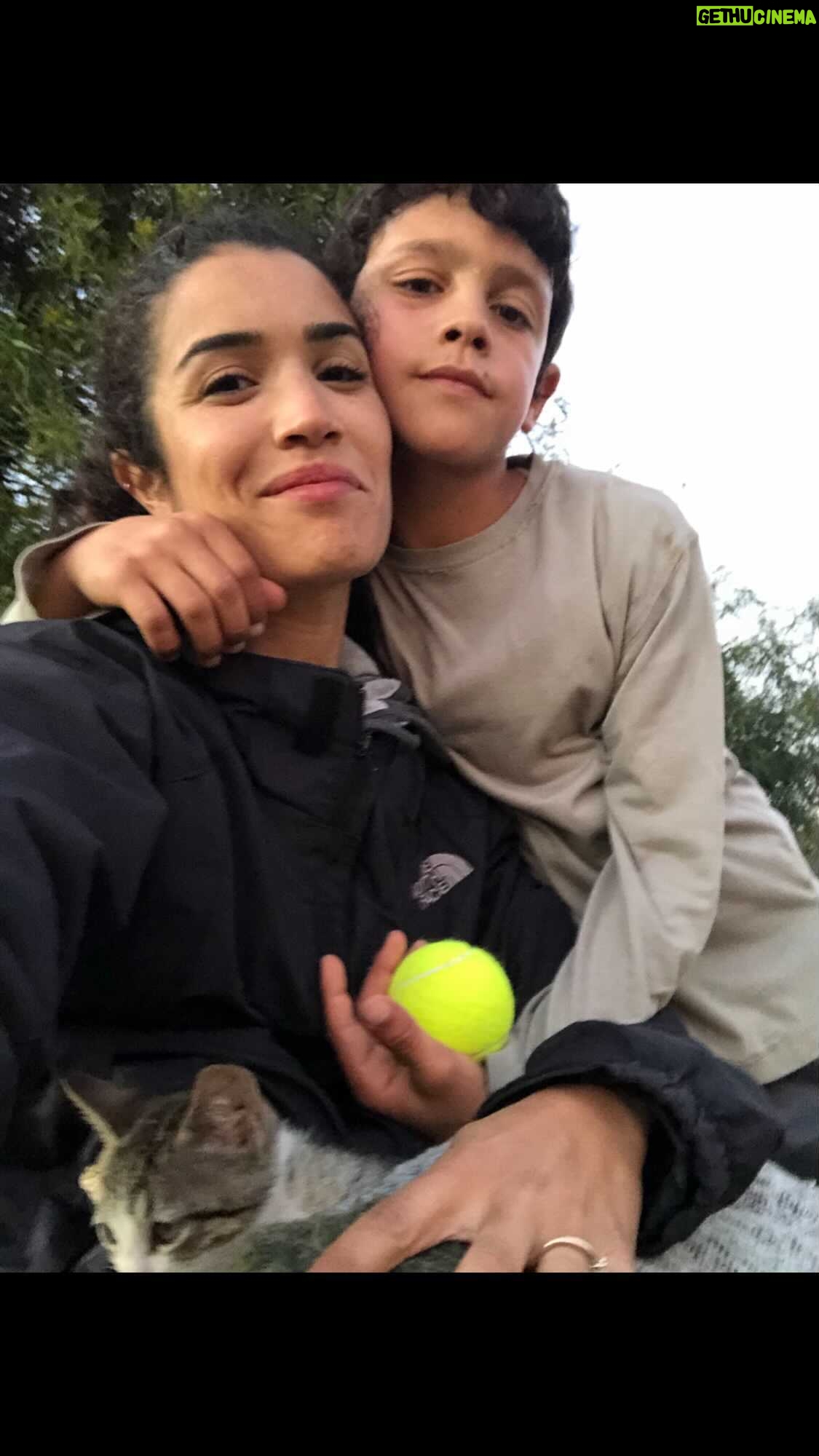 Sabrina Ouazani Instagram - Les copains , copines J-7 Voici la Bande Annonce de Mica d’ @ismaelferroukhi qui sort au Cinéma le 22 décembre . Tournage incroyable à Casablanca et apprentissage du Tennis 🎾 Quel kiff c était , hâte que vous découvriez @inan_zakaria 🤍 et hâte d’avoir votre avis 💚