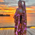 Sabrina Ouazani Instagram - A demain ! 🌅🙆🏽‍♀️ Ps : Oui oui j ai la même pose que sur la photo précédente mais promis j’en cherche une autre pour la photo suivante 😂😙