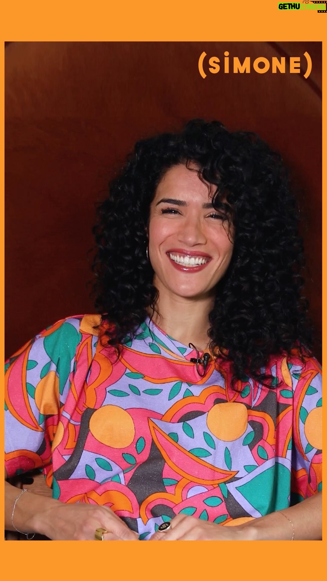 Sabrina Ouazani Instagram - "Les enfants qui se prennent pour des adultes, ça m’agace !" Le truc le plus fou qu’elle ait fait dans sa vie, par amour ? Le petit truc qui la dégoûte ? C'est l'interview Trucs de @sabrinaouazani ! __ #SabrinaOuazani #FoliesFermières #Cinéma #Film #Trucs