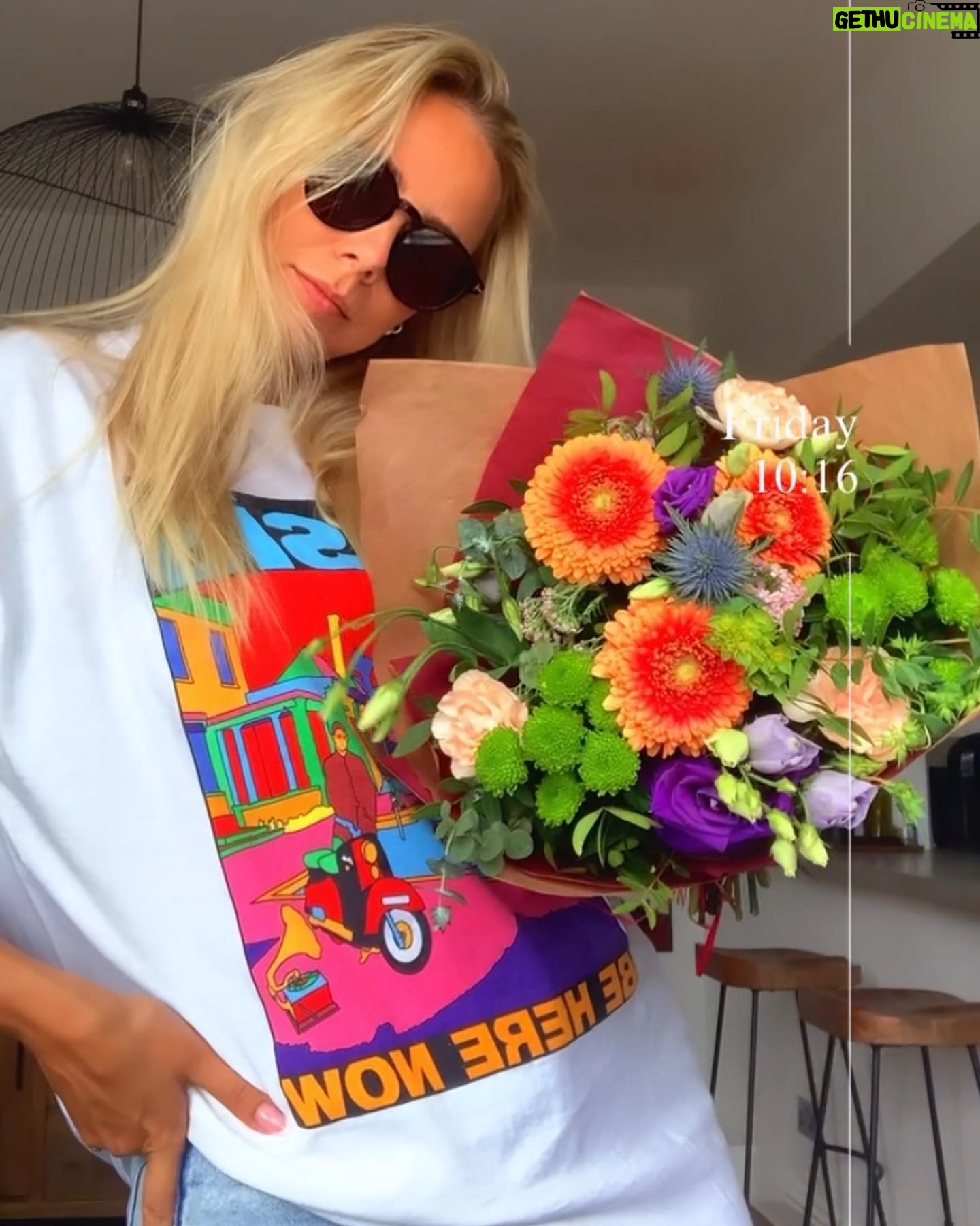 Sacha Parkinson - 1.3K Likes - when ya flowers match ya top.
he’s a keeper 💐