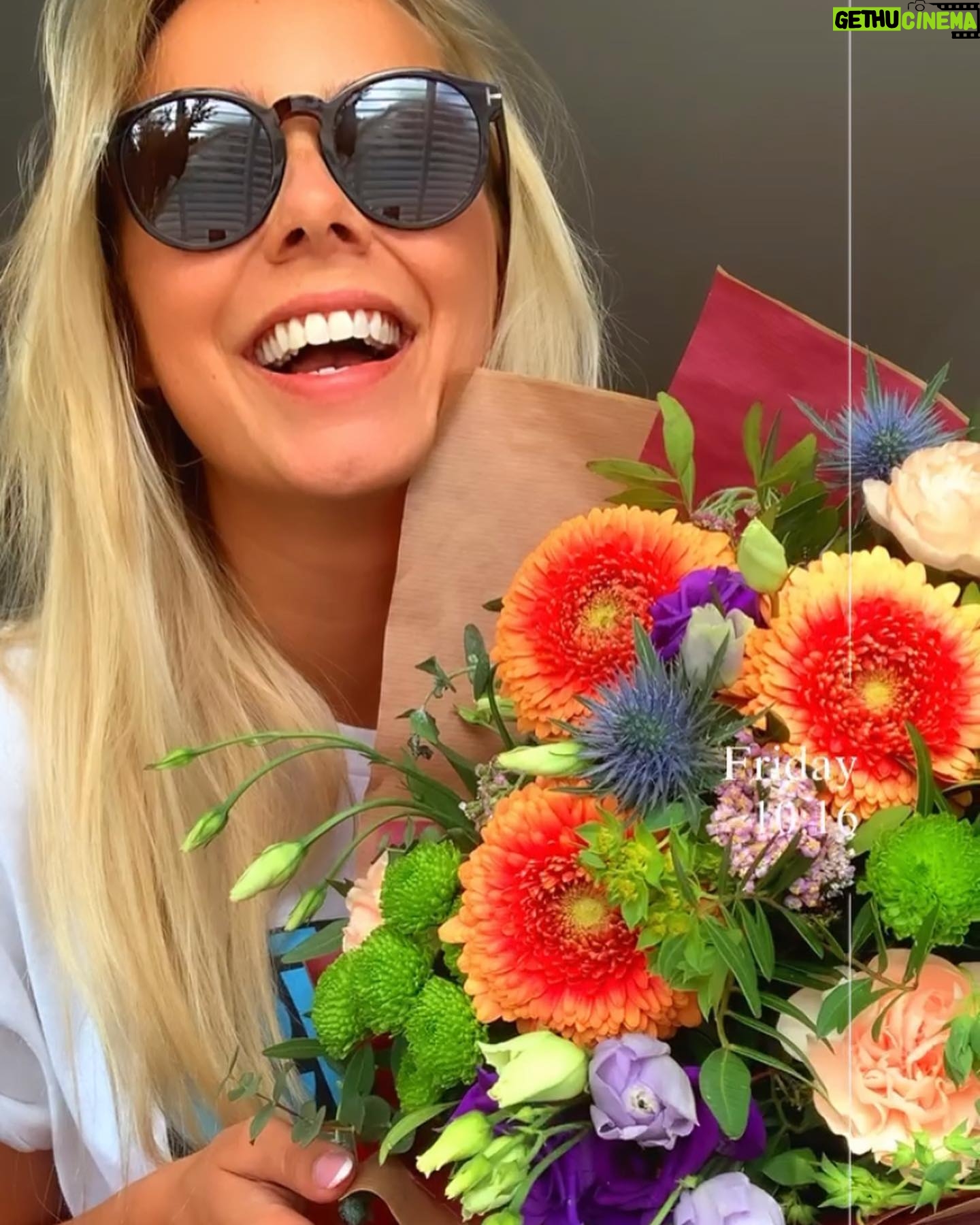 Sacha Parkinson - 1.3K Likes - when ya flowers match ya top.
he’s a keeper 💐