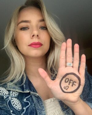 Sacha Parkinson Instagram - Tomorrow I will be switching off for mental health with @iamwholeuk on #DigitalDetoxDay! Who’s joining us? 💛 #IAMWHOLE