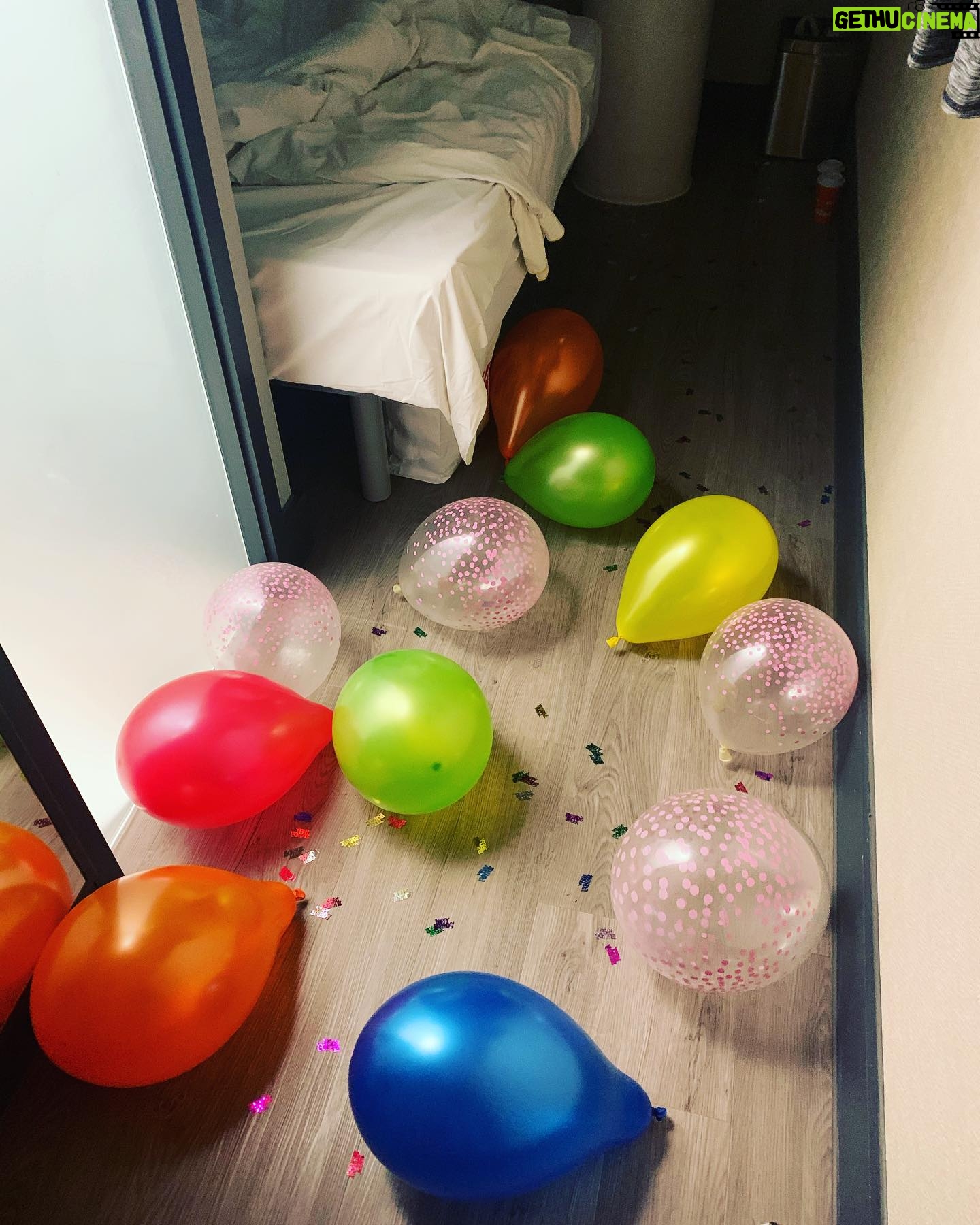 Sacha Parkinson - 3.5K Likes - I had the most gorgeous birthday! 🎈
Thank you to my beautiful family, boy and friends and to my wonderful new Band Of Gold family. You’ve all spoilt me rotten and treated me like a prin. Ly, x