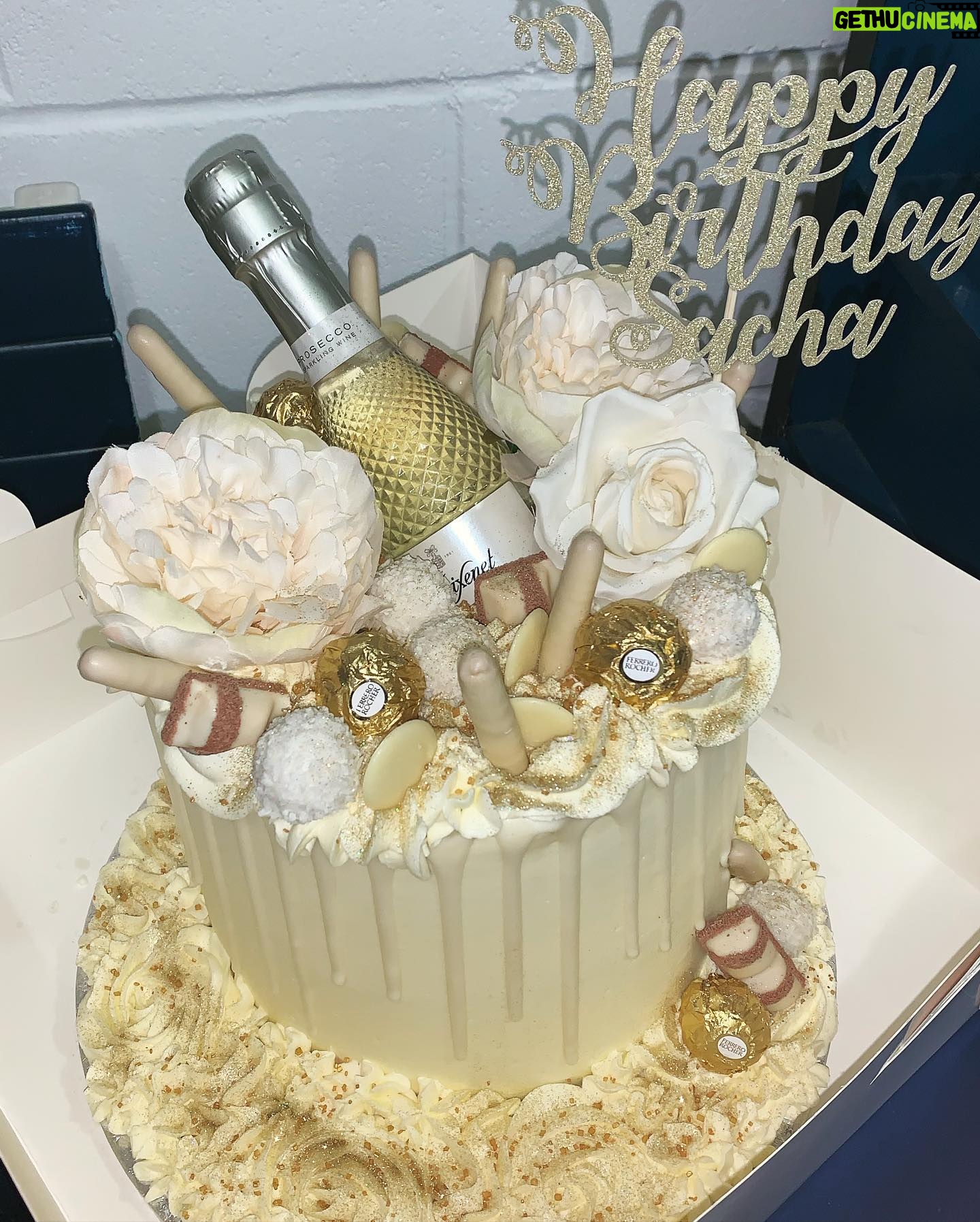 Sacha Parkinson - 3.5K Likes - I had the most gorgeous birthday! 🎈
Thank you to my beautiful family, boy and friends and to my wonderful new Band Of Gold family. You’ve all spoilt me rotten and treated me like a prin. Ly, x