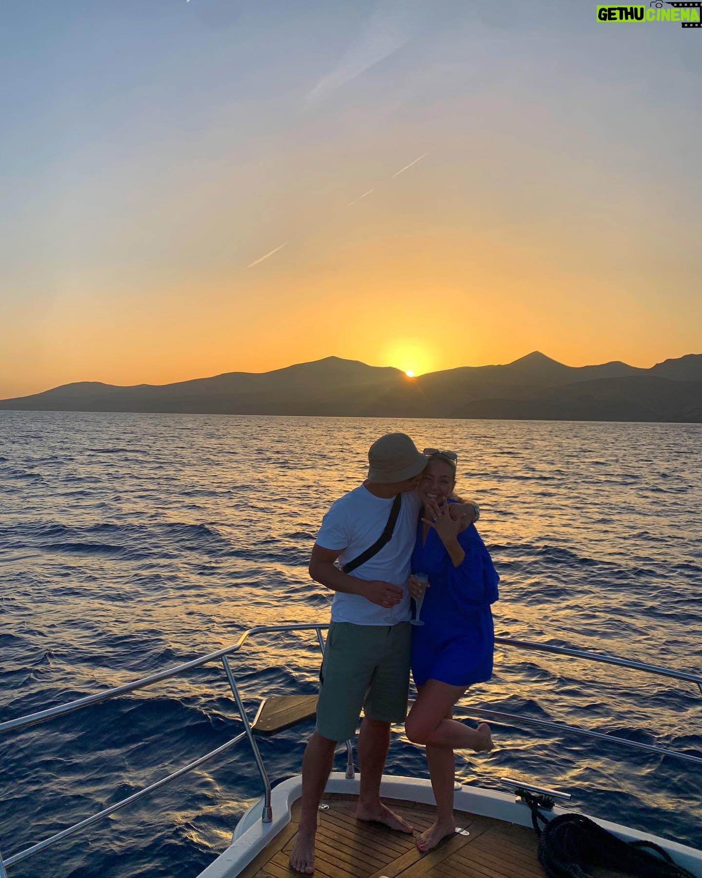 Sacha Parkinson - 7.8K Likes - “I knew you were likely to take a wife!”
SCREAMING.
🥹💍💙