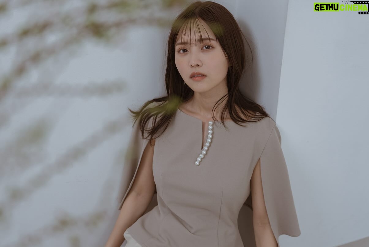 Sachika Nitta Instagram - ご報告があります。 本日、Edomより2つのブランドを発表させていただきます✨ これまで育んできた“らしさを味方につける装い“に続き、新たな道へ一歩踏み出しました。 【VALLAN(バラン) @vallan.jp 】 柔和から生まれた、素直で類ないデザイン ばらばらで良い、人々の調和を保つ”バランス” “ざっくばらん”の語源 「ざっく」と「ばらり」 心の殻をざっくりと破って、ばらりとすてる 気取らず、心を曝け出す様子 “ざっく”を削いだ、“ばらん”と自由で緩やかな状態 バランスを取りすぎない、類ないあなたへ 【BORRAKE(ボラケ) @borrake.official 】 Borrakeの由来は、「朝ぼらけ」。 夜から朝へ、暗闇を抜け明るくなっていくその瞬間は 何色か断定できない、柔らかさや希望を帯びたニュアンスに満ちています。 その色は毎朝異なり、ひとつとして同じ空模様はありません。 このジュエリーを身につけた日は、自分らしく、どこか背筋が伸びるような気がする。 そんな瞬間の積み重ねができたら。 Borrakeのアイテムがあなたの“雰囲気“の一部になれたら。 周囲の人をふと惹きつけてしまう 簡単なようで難しい魅惑の “雰囲気“ へ、私たちは挑み続けます。 そして・・ 空けといてねって匂わせとったこと・・ ブランド初の合同【POPUP】を東京にて開催いたします👏🏽 イベントにお越しいただいた方に優先で、今季コレクションのお披露目・ご注文とさせていただきます。 Spring Summer Collection 2024 in Tokyo 【日付】 4月19日(金)〜4月21(日) 【営業時間】 10:00~20:00 【住所】 Swell Coffee Roasters 〒153-0051 東京都目黒区上目黒1丁目-11-1 OAKBLDGⅡ イベントのご予約・詳細はこちらから。 - https://select-type.com/rsv/?id=-ZMz4gt8_bs&c_id=338910 私も店頭にいるので、みなさまとお会いできること楽しみにしております🥰 ブランドのHPも是非ご覧ください♡ - VALLAN https://www.vallan.jp/ - BORRAKE https://borrake.com 自社ブランドとして関わること全てが新鮮で、この準備期間はあっという間でした。 それは、トンネルの向こうの光が見えない、何が正解かわからない日々。 ただただ手探りで自分に何ができるかを考える夜明けの時間を過ごしました。 そんな時に、朝ぼらけの景色が心に寄り添ってくれたり、私らしさと言われる持ち前のざっくばらんな性格で、今日を迎えることができたような気がします。 何より、繊維や紙材の工場様、HP制作様、ロゴデザイナー様、運送会社様、撮影チーム、スタッフ、家族、多岐に渡る関係者の皆様、世間知らずの若造の想いを真正面から純粋に受け入れてくださり、時には議論を交わしたりと、幾度もの想いとお時間をかけて拘りに辛抱強くお付き合いいただけたこと、本当に有り難い日々の連続でした。 0からのスタートに携わってくださった皆さま、心より感謝申し上げます。 未熟者ですが、皆様のお声を聞きながら、志を忘れず 挑み続けたいと思いますので、お力添え、お心添えいただけますと大変嬉しいです。 初めまして、VALLANとBORRAKEをどうぞよろしくお願いいたします🙇🏼 新田さちか