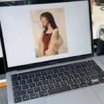 Sachika Nitta Instagram - おふろでOFFろう！🤍 この度、新商品シャンプー「OFFLO」のアンバサダーに就任いたしました。 美容・健康の一環で、ヘアケアも徹底してきて 良かったし、心からお勧めできる商品に出会えて嬉しい... ! リラックスしたいときは、リゾートのオフ体験を自宅で味わえる「OFFLO」 で間違いなし😌 1日の終わりに、熱や紫外線、摩擦、スタイリング、カラーやパーマなど日常生活でおつかれの髪がOFFできる。 そして、本格的なサロン専売で大人気の高級ヘアケアブランドの成分をベースに改良したものが、なんとお手頃価格で購入できる！ 毎日のケアでサロン帰りみたいな仕上がりになるし、コスパもタイパも良いのです🙈 ヘアケアオタクとしては、ヘマチンとケラチンが入っとるから、ダメージケアだけじゃなくってヘアカラーの持ちがいいのが推し。 簡単にもこもこ泡立ってくれるし、シャンプー後のサッパリ感が好き✨ アジアンリゾートを想起させるリラックスリゾートの香りに癒されています💆🏼‍♀️🌿 【3月1日発売】全国のLOFTでもお買い求めいただけます🛒 見つけてやぁ〜〜っ 楽天1000円OFFやバリ島旅行が当たるキャンペーンも やっとるみたいよ✔✔ 詳しくはWEBやSNSをチェック✌🏽 OFFLO公式Instagram @offlo_official #PR #OFFLO #オフロ