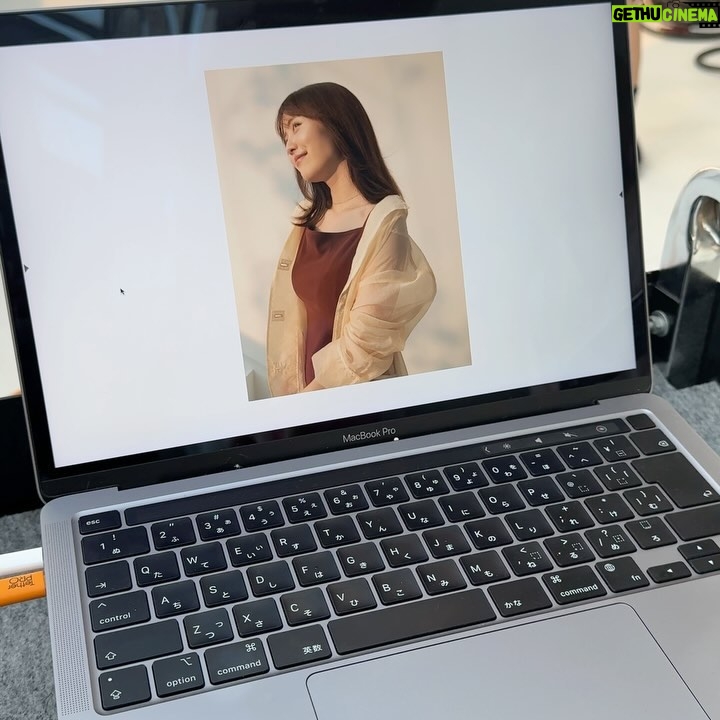 Sachika Nitta Instagram - おふろでOFFろう!🤍 この度、新商品シャンプー「OFFLO」のアンバサダーに就任いたしました。 美容・健康の一環で、ヘアケアも徹底してきて 良かったし、心からお勧めできる商品に出会えて嬉しい... ! リラックスしたいときは、リゾートのオフ体験を自宅で味わえる「OFFLO」 で間違いなし😌 1日の終わりに、熱や紫外線、摩擦、スタイリング、カラーやパーマなど日常生活でおつかれの髪がOFFできる。 そして、本格的なサロン専売で大人気の高級ヘアケアブランドの成分をベースに改良したものが、なんとお手頃価格で購入できる! 毎日のケアでサロン帰りみたいな仕上がりになるし、コスパもタイパも良いのです🙈 ヘアケアオタクとしては、ヘマチンとケラチンが入っとるから、ダメージケアだけじゃなくってヘアカラーの持ちがいいのが推し。 簡単にもこもこ泡立ってくれるし、シャンプー後のサッパリ感が好き✨ アジアンリゾートを想起させるリラックスリゾートの香りに癒されています💆🏼♀️🌿 【3月1日発売】全国のLOFTでもお買い求めいただけます🛒 見つけてやぁ〜〜っ 楽天1000円OFFやバリ島旅行が当たるキャンペーンも やっとるみたいよ✔✔ 詳しくはWEBやSNSをチェック✌🏽 OFFLO公式Instagram @offlo_official #PR #OFFLO #オフロ