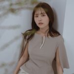 Sachika Nitta Instagram - 大粒パールのしなやかな動きにうっとり🦪 腕周りは涼しく快適に、けどオフィスや室内で冷えやすい肩はカバーする、ケープ型こそブラウスにあったっていいじゃな〜いと♡ こちらも5月20日20時販売、19時半にライブします🫙