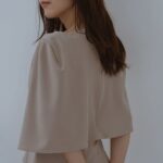 Sachika Nitta Instagram - 大粒パールのしなやかな動きにうっとり🦪 腕周りは涼しく快適に、けどオフィスや室内で冷えやすい肩はカバーする、ケープ型こそブラウスにあったっていいじゃな〜いと♡ こちらも5月20日20時販売、19時半にライブします🫙