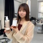 Sachika Nitta Instagram - おふろでOFFろう！🤍 この度、新商品シャンプー「OFFLO」のアンバサダーに就任いたしました。 美容・健康の一環で、ヘアケアも徹底してきて 良かったし、心からお勧めできる商品に出会えて嬉しい... ! リラックスしたいときは、リゾートのオフ体験を自宅で味わえる「OFFLO」 で間違いなし😌 1日の終わりに、熱や紫外線、摩擦、スタイリング、カラーやパーマなど日常生活でおつかれの髪がOFFできる。 そして、本格的なサロン専売で大人気の高級ヘアケアブランドの成分をベースに改良したものが、なんとお手頃価格で購入できる！ 毎日のケアでサロン帰りみたいな仕上がりになるし、コスパもタイパも良いのです🙈 ヘアケアオタクとしては、ヘマチンとケラチンが入っとるから、ダメージケアだけじゃなくってヘアカラーの持ちがいいのが推し。 簡単にもこもこ泡立ってくれるし、シャンプー後のサッパリ感が好き✨ アジアンリゾートを想起させるリラックスリゾートの香りに癒されています💆🏼‍♀️🌿 【3月1日発売】全国のLOFTでもお買い求めいただけます🛒 見つけてやぁ〜〜っ 楽天1000円OFFやバリ島旅行が当たるキャンペーンも やっとるみたいよ✔✔ 詳しくはWEBやSNSをチェック✌🏽 OFFLO公式Instagram @offlo_official #PR #OFFLO #オフロ