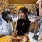 Sachika Nitta Instagram - シンガポールで有名なチーズケーキ屋さん🧀 ふらっと入ったけど、ミシュランとっとるみたいで チーズケーキ屋さんがってイメージなかったから驚いた🐭 ブルーチーズベースなんやってぇ とろとろであまじょっぱくて美味しかった♡ あとこっちのカフェはラテ頼む時も ノンシュガーか聞いた方がいいかも、油断してソイラテ頼むとあんま〜いってなるパターンが多かった☕️ 8枚目はチリクラブ食べれてノリノリの人🦀🦀 高級蟹チリってかんじ！ チャーハン必須です、美味しかったぁ〜 あまりに量多いからお持ち帰りしてホテルの夜食にしました🍚