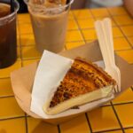 Sachika Nitta Instagram - シンガポールで有名なチーズケーキ屋さん🧀 ふらっと入ったけど、ミシュランとっとるみたいで チーズケーキ屋さんがってイメージなかったから驚いた🐭 ブルーチーズベースなんやってぇ とろとろであまじょっぱくて美味しかった♡ あとこっちのカフェはラテ頼む時も ノンシュガーか聞いた方がいいかも、油断してソイラテ頼むとあんま〜いってなるパターンが多かった☕️ 8枚目はチリクラブ食べれてノリノリの人🦀🦀 高級蟹チリってかんじ！ チャーハン必須です、美味しかったぁ〜 あまりに量多いからお持ち帰りしてホテルの夜食にしました🍚