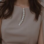 Sachika Nitta Instagram - 大粒パールのしなやかな動きにうっとり🦪 腕周りは涼しく快適に、けどオフィスや室内で冷えやすい肩はカバーする、ケープ型こそブラウスにあったっていいじゃな〜いと♡ こちらも5月20日20時販売、19時半にライブします🫙