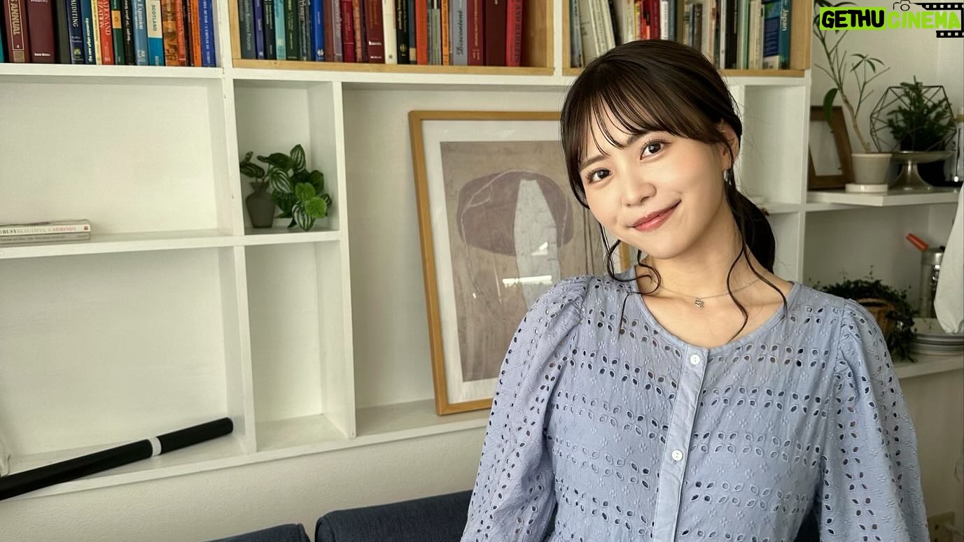 Sachika Nitta Instagram - お知らせです🏘️✨ 本日から放映の お部屋探しアプリCANARY のテレビCMに出演させていただいております。 家族もよく見とったCMに…嬉しい。 CMで歌わせていただいたのは初めて!笑 この動画以外にも全6パターンあるので是非お楽しみに〜! ご存知の方もおるかもしれんけど… 特にダンスが下手っぴ😳 撮影当日は振付師さんにも支えていただきながら無事楽しく撮影を終えました🫶🏾 やから、みんなも観てみまっしね! ほんで、使ってみまっしまー! 地元の方言使わせていただいたのも嬉しいなぁ♩ どきまぎなオフショットも、かなりイイ?笑 TVCM(石川・関西・福岡・新潟・愛媛)に加えて、TVer / AbemaTV / YouTube (GoogleAC) にて全国配信です🦜